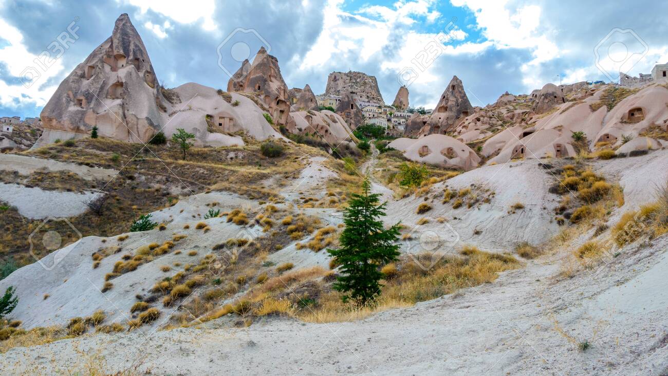 Paisaje montañoso con formaciones rocosas