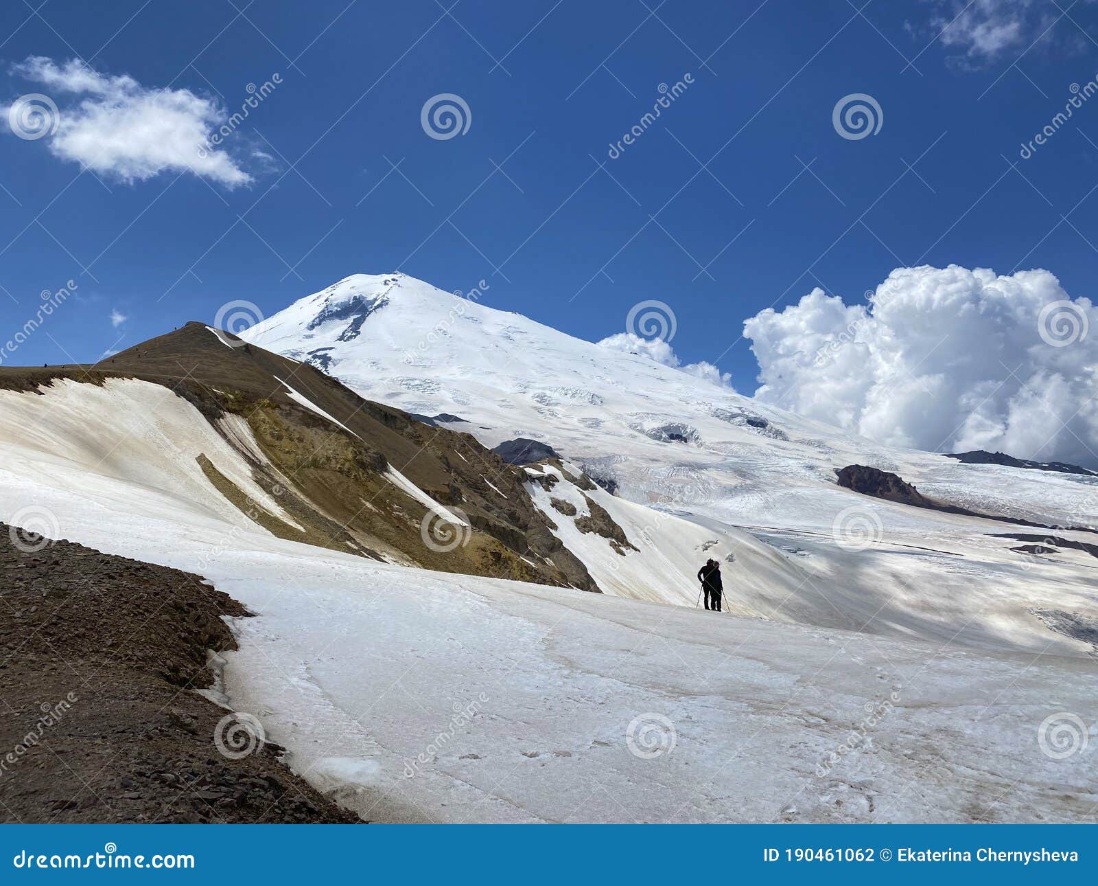 Paisaje montañoso con escaladores
